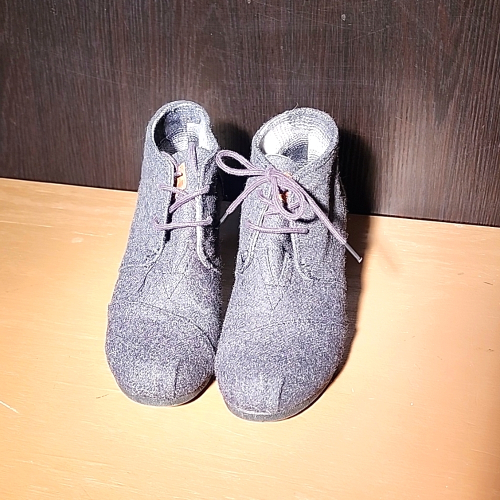 Toms womans wool wedge shoe